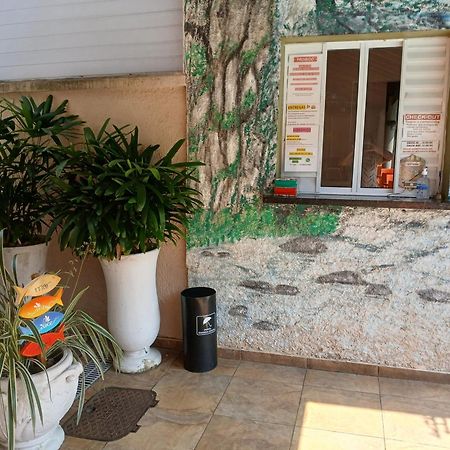 Pousada Parque Suites Estacionamento E Piscina グァルジャー エクステリア 写真